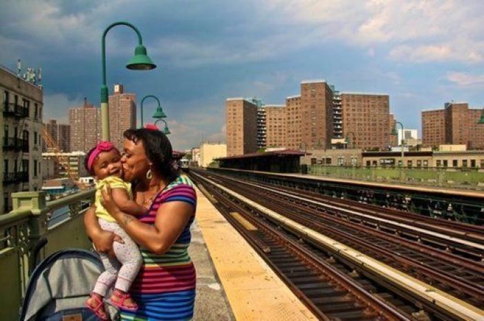 Un fotógrafo capta a gente besándose por ciudades de todo el mundo