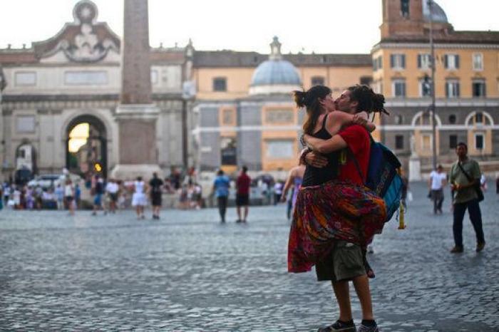 Un fotógrafo capta a gente besándose por ciudades de todo el mundo