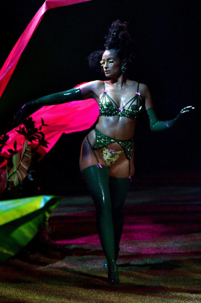 Rihanna se despide de Donald Trump con esta potente foto tirando la basura