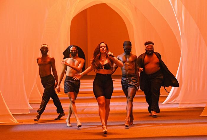 Rihanna se despide de Donald Trump con esta potente foto tirando la basura