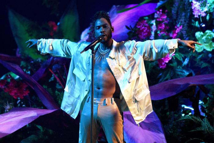 Rihanna se despide de Donald Trump con esta potente foto tirando la basura