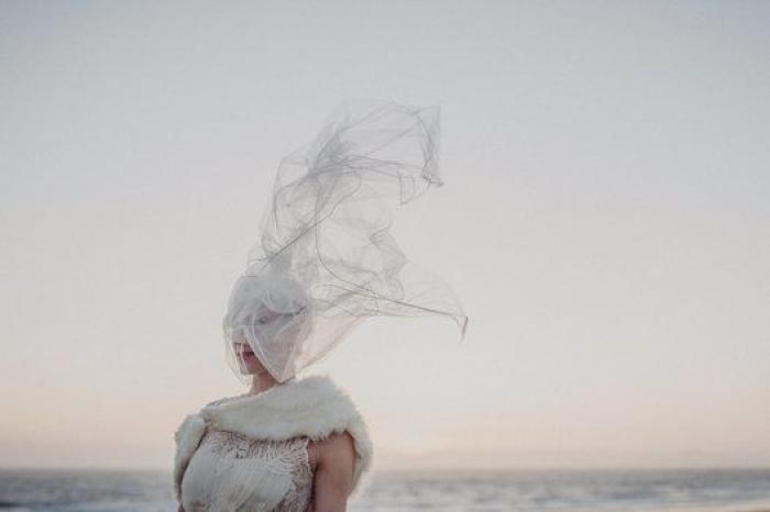 Lo que el viento se llevó no fue el amor: 23 fotos de boda con mucho aire
