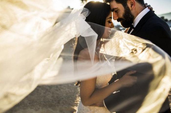 Lo que el viento se llevó no fue el amor: 23 fotos de boda con mucho aire