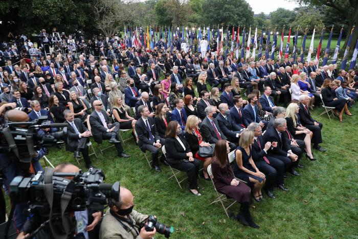 Los médicos dicen que Trump se encuentra bien y responde al tratamiento