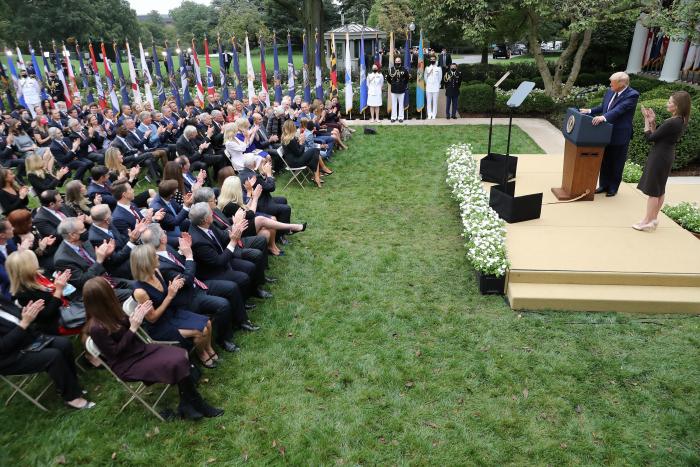 Los médicos dicen que Trump se encuentra bien y responde al tratamiento