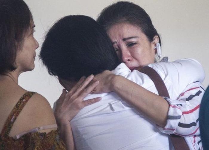 Las autoridades de Indonesia confirman que varios objetos encontrados en el mar son del avión siniestrado