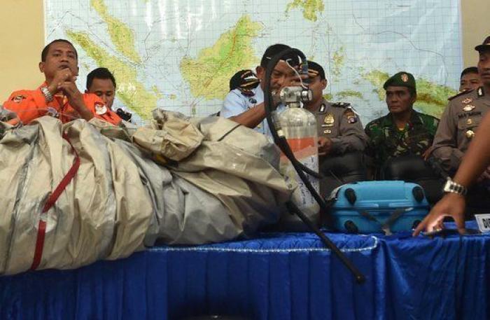 Las autoridades de Indonesia confirman que varios objetos encontrados en el mar son del avión siniestrado