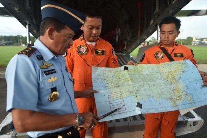 Las autoridades de Indonesia confirman que varios objetos encontrados en el mar son del avión siniestrado