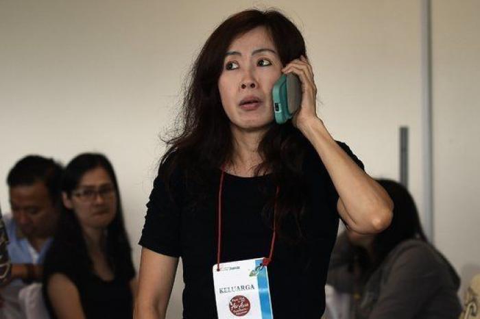 Las autoridades de Indonesia confirman que varios objetos encontrados en el mar son del avión siniestrado