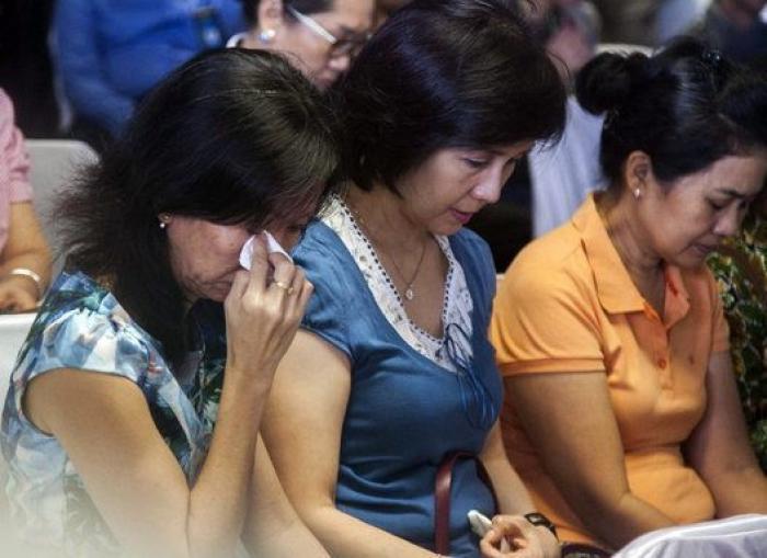 Las autoridades de Indonesia confirman que varios objetos encontrados en el mar son del avión siniestrado