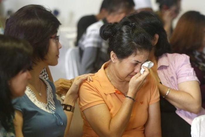 Las autoridades de Indonesia confirman que varios objetos encontrados en el mar son del avión siniestrado