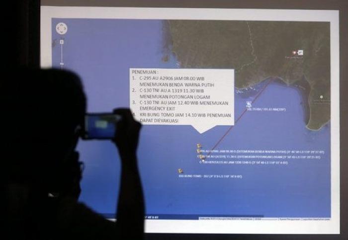 Las autoridades de Indonesia confirman que varios objetos encontrados en el mar son del avión siniestrado
