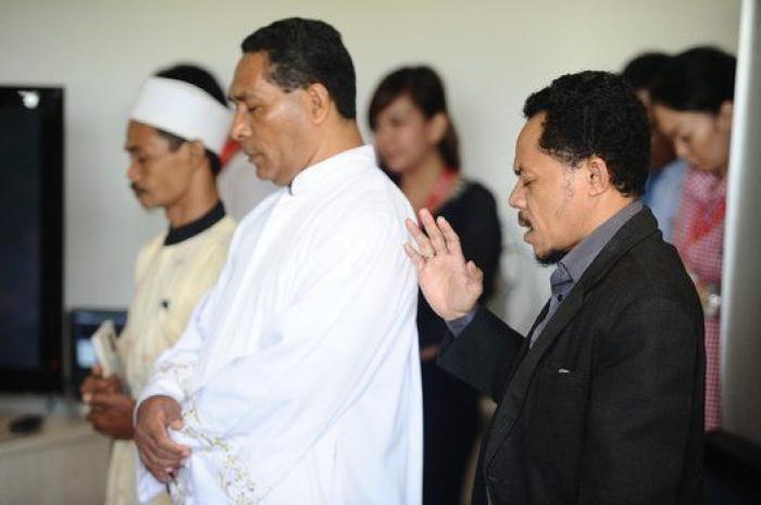 Las autoridades de Indonesia confirman que varios objetos encontrados en el mar son del avión siniestrado