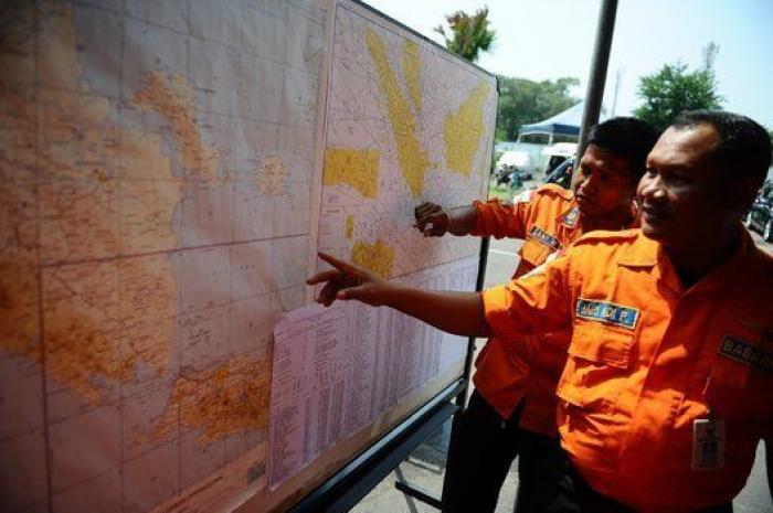 Las autoridades de Indonesia confirman que varios objetos encontrados en el mar son del avión siniestrado