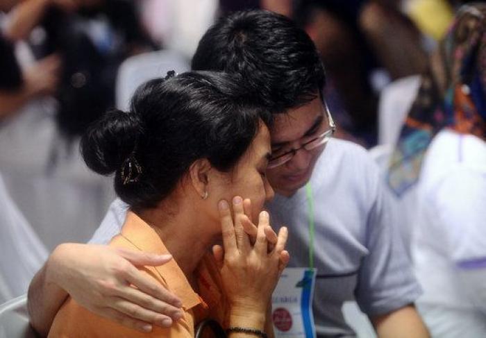 Las autoridades de Indonesia confirman que varios objetos encontrados en el mar son del avión siniestrado