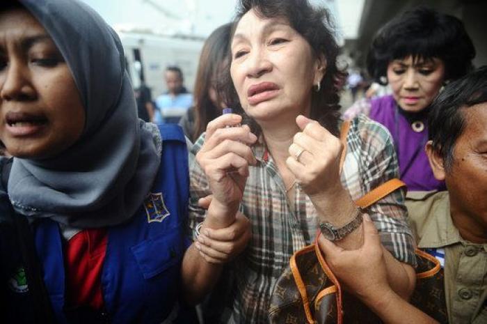 Las autoridades de Indonesia confirman que varios objetos encontrados en el mar son del avión siniestrado