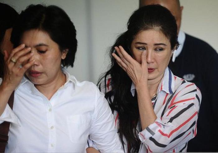 Las autoridades de Indonesia confirman que varios objetos encontrados en el mar son del avión siniestrado