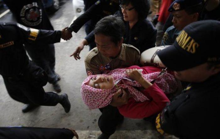 Las autoridades de Indonesia confirman que varios objetos encontrados en el mar son del avión siniestrado