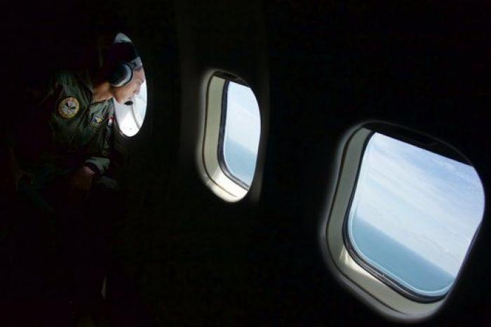 Las autoridades de Indonesia confirman que varios objetos encontrados en el mar son del avión siniestrado