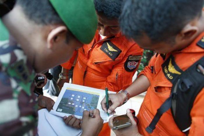 Las autoridades de Indonesia confirman que varios objetos encontrados en el mar son del avión siniestrado