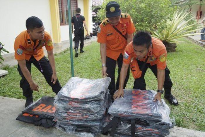 Las autoridades de Indonesia confirman que varios objetos encontrados en el mar son del avión siniestrado