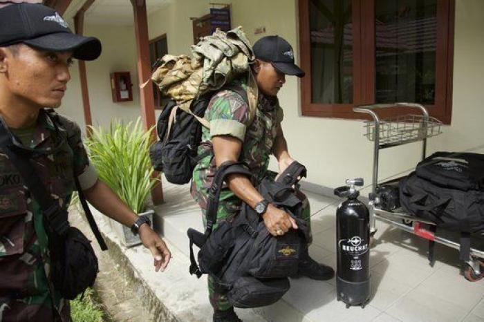 Las autoridades de Indonesia confirman que varios objetos encontrados en el mar son del avión siniestrado