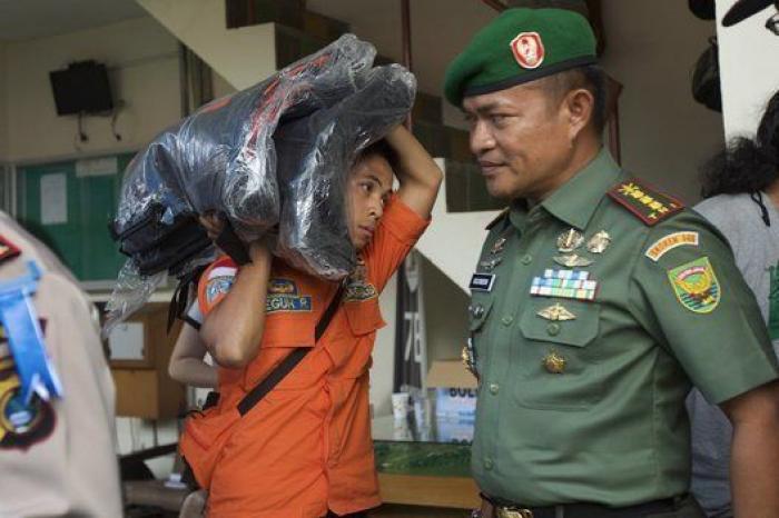 Las autoridades de Indonesia confirman que varios objetos encontrados en el mar son del avión siniestrado