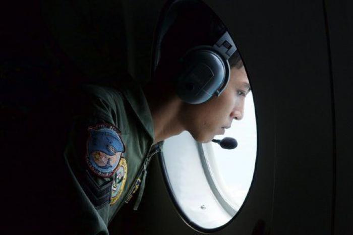 Las autoridades de Indonesia confirman que varios objetos encontrados en el mar son del avión siniestrado