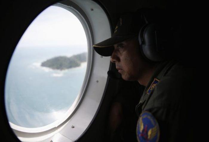 Las autoridades de Indonesia confirman que varios objetos encontrados en el mar son del avión siniestrado