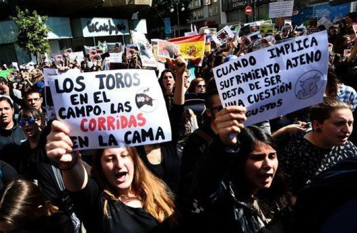 Taurinos y antitaurinos protestan en Valencia (FOTOS)