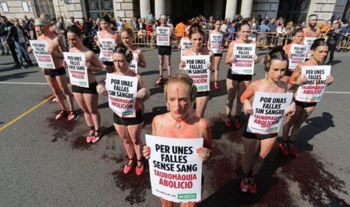 Taurinos y antitaurinos protestan en Valencia (FOTOS)