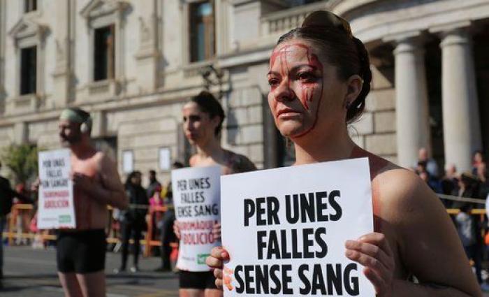 Taurinos y antitaurinos protestan en Valencia (FOTOS)