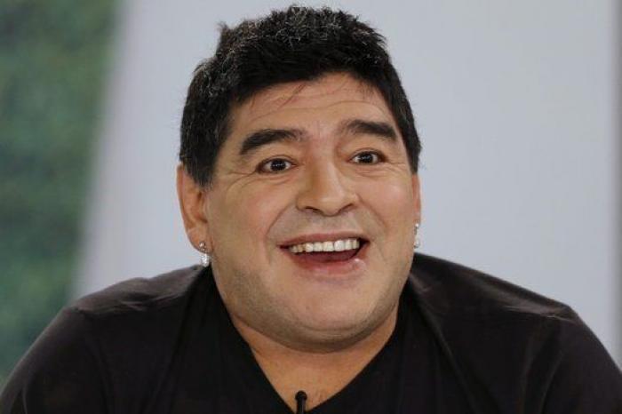 Maradona y Verón discuten en el Partido por la Paz del papa Francisco