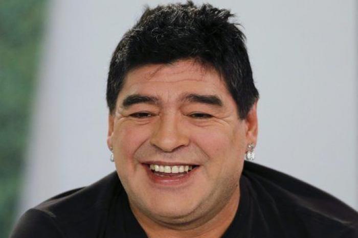 Maradona y Verón discuten en el Partido por la Paz del papa Francisco