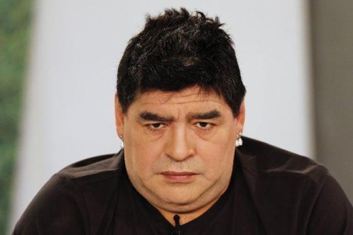 Maradona y Verón discuten en el Partido por la Paz del papa Francisco