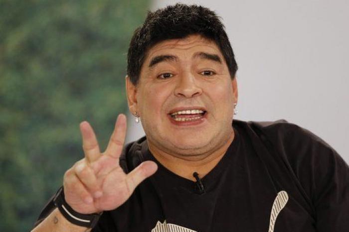 Maradona y Verón discuten en el Partido por la Paz del papa Francisco