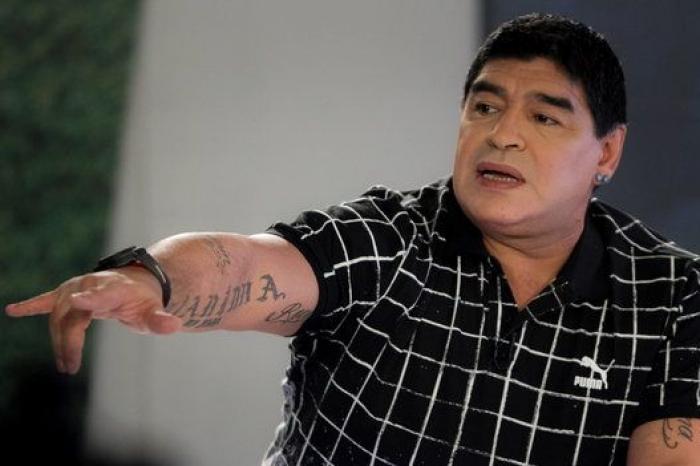 Maradona y Verón discuten en el Partido por la Paz del papa Francisco