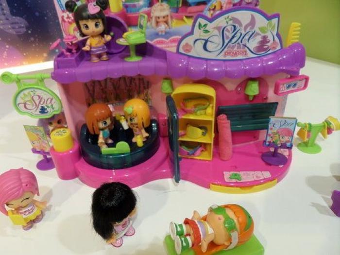 ¿Cómo se fabrican los juguetes que te traen los Reyes Magos? Una visita a la fábrica de Famosa