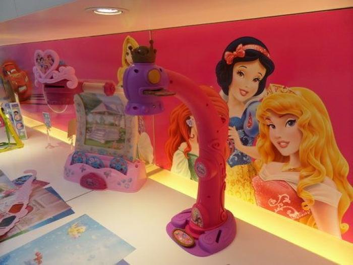 ¿Cómo se fabrican los juguetes que te traen los Reyes Magos? Una visita a la fábrica de Famosa