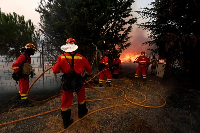 Muere un bombero en el incendio de Málaga, que ha causado casi 1.000 evacuados y más de 2.200 hectáreas quemadas
