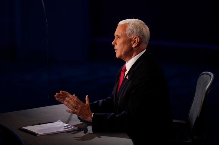 Una mosca en el pelo de Pence, la auténtica protagonista del debate vicepresidencial