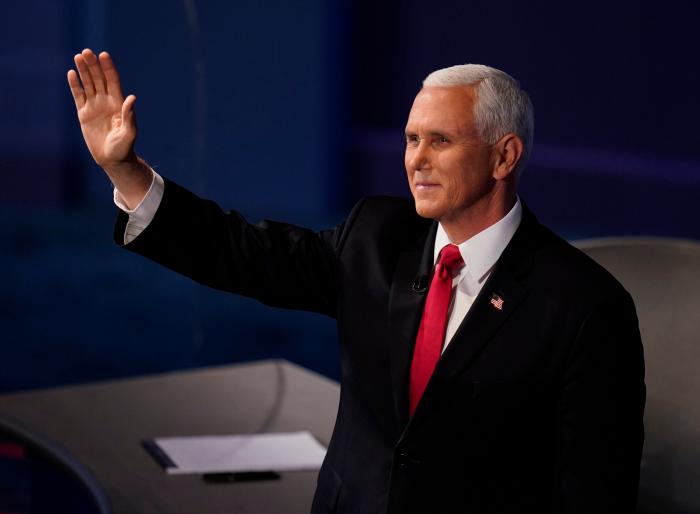 Una mosca en el pelo de Pence, la auténtica protagonista del debate vicepresidencial