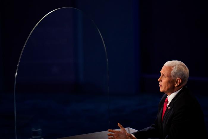 Una mosca en el pelo de Pence, la auténtica protagonista del debate vicepresidencial