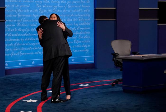 Una mosca en el pelo de Pence, la auténtica protagonista del debate vicepresidencial