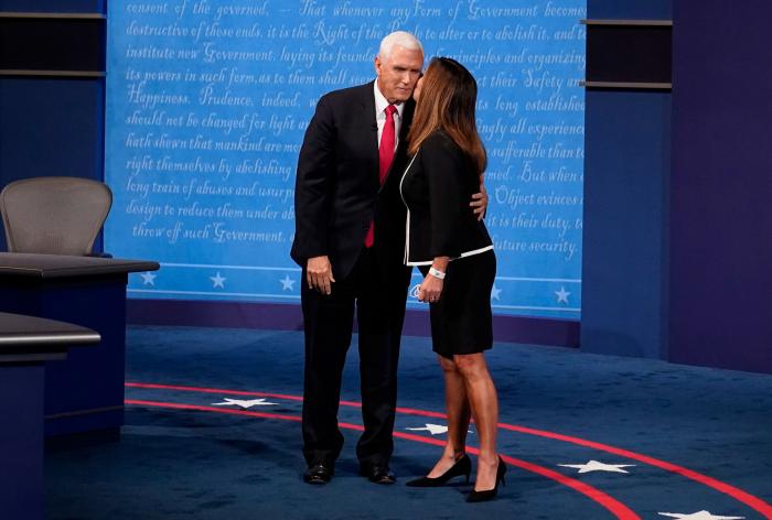 Una mosca en el pelo de Pence, la auténtica protagonista del debate vicepresidencial