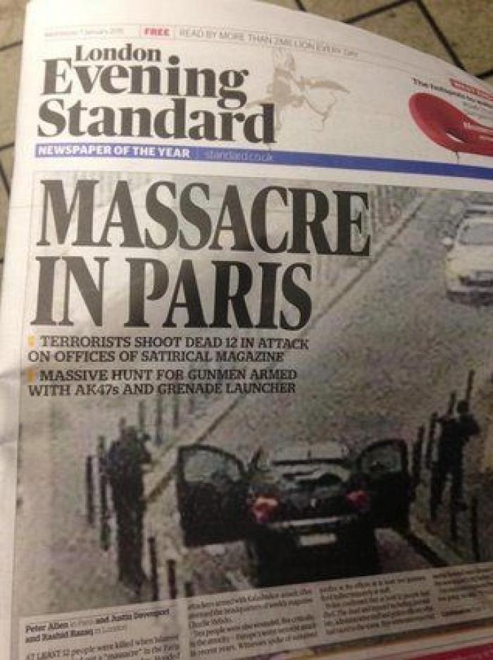 'Charlie Hebdo' caricaturiza a Erdogan en calzoncillos mientras levanta la túnica a una mujer musulmana