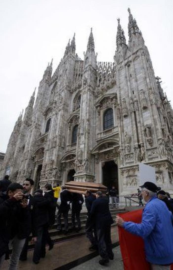 Multitudinario último adiós a Dario Fo en Milán (FOTOS)