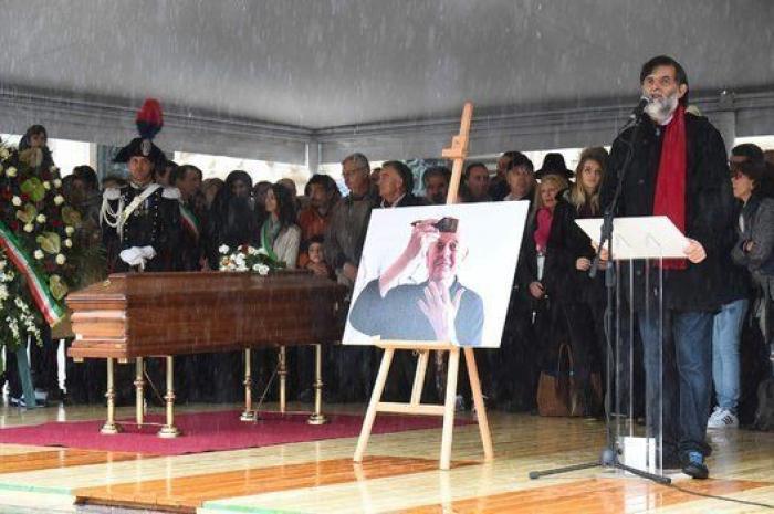 Multitudinario último adiós a Dario Fo en Milán (FOTOS)