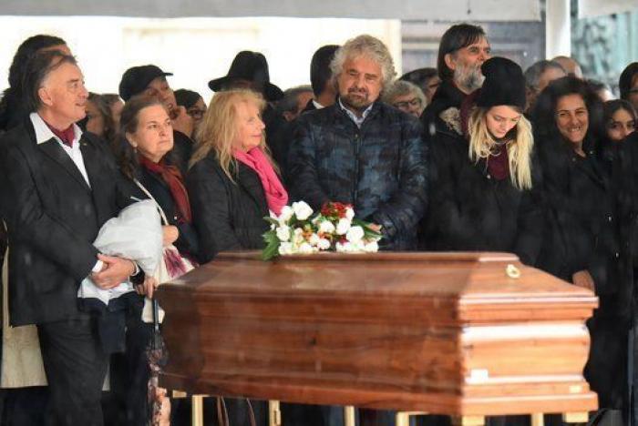 Multitudinario último adiós a Dario Fo en Milán (FOTOS)