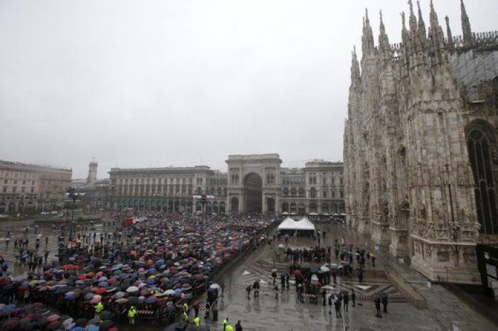 Multitudinario último adiós a Dario Fo en Milán (FOTOS)